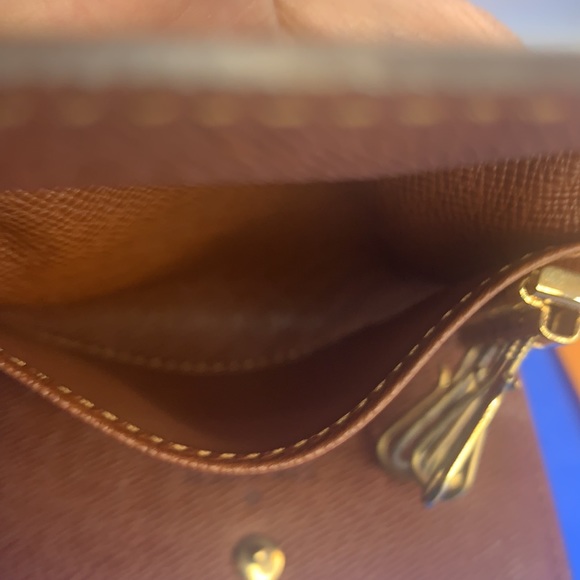 🤎 Louis Vuitton Monogram signature design LV Logo 6 key holder - Picture 7 of 8